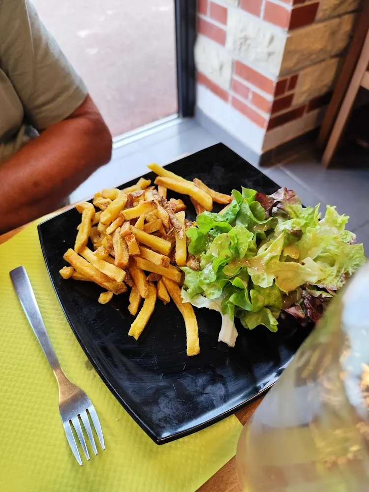 Frites Et Salade Avec Le Carpaccio